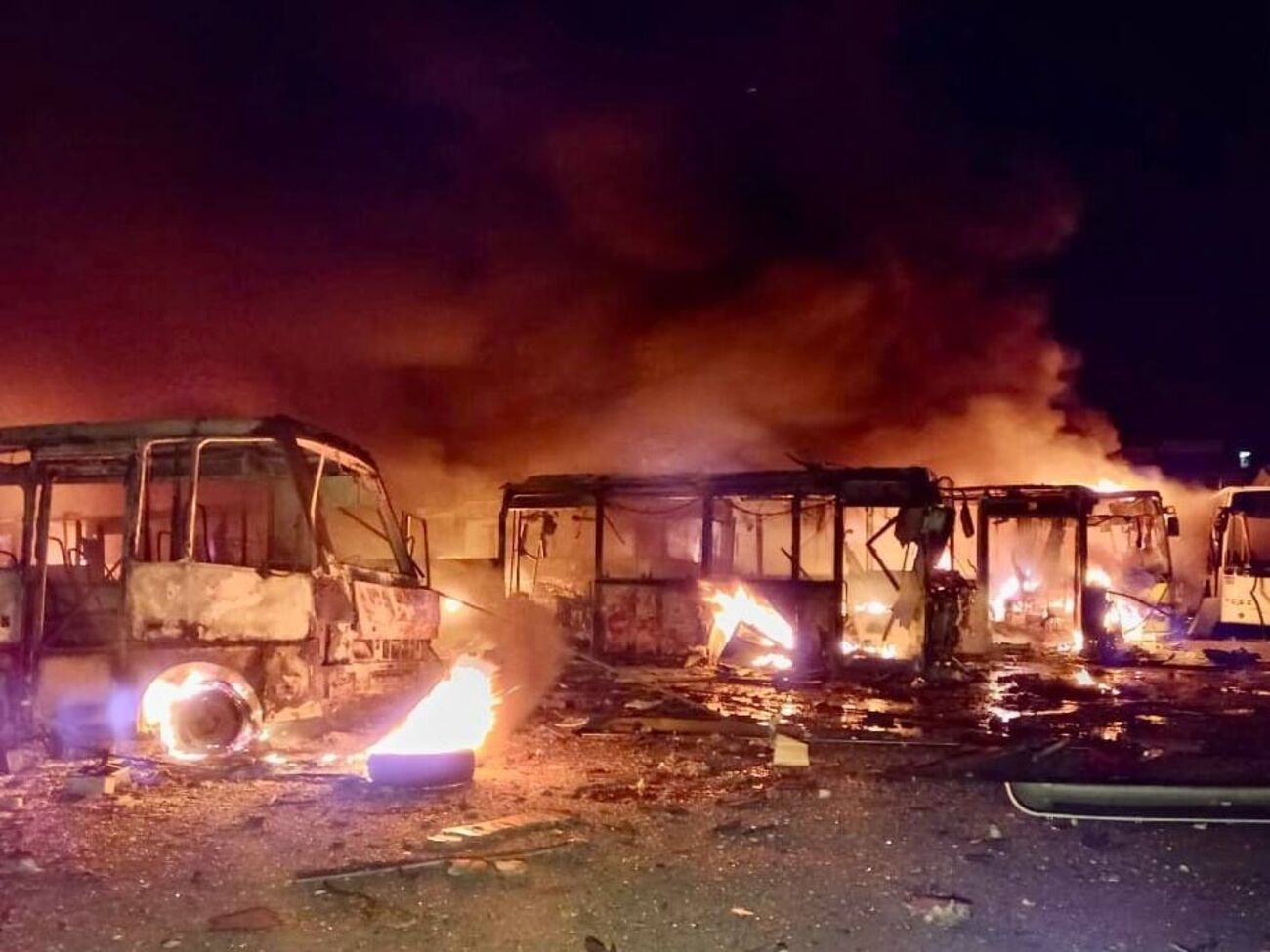 В Днепре в результате ракетного удара сгорело более 100 городских маршруток, Филатов предупредил горожан о проблемах с общественным транспортом