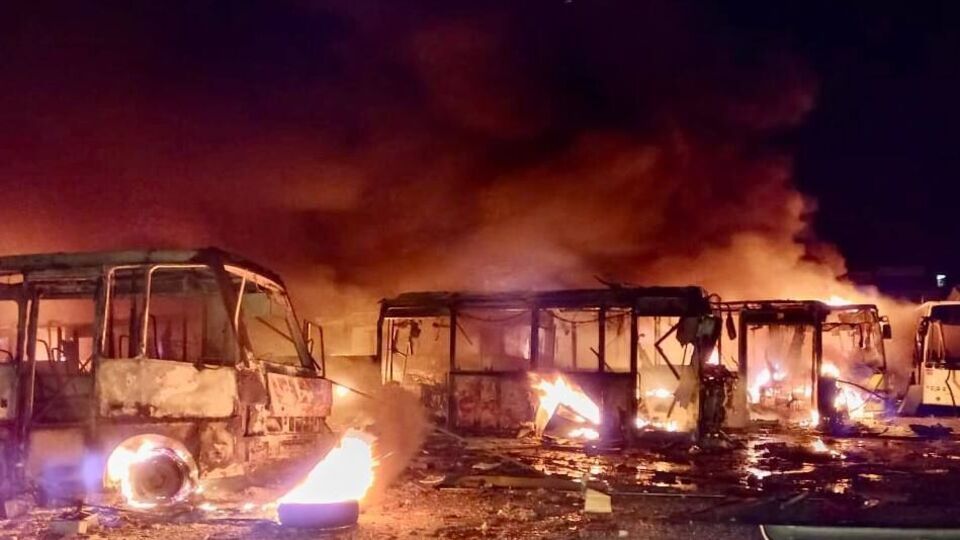 У Дніпрі внаслідок ракетного удару згоріло понад 100 міських маршруток, Філатов попередив містян про проблеми із громадським транспортом