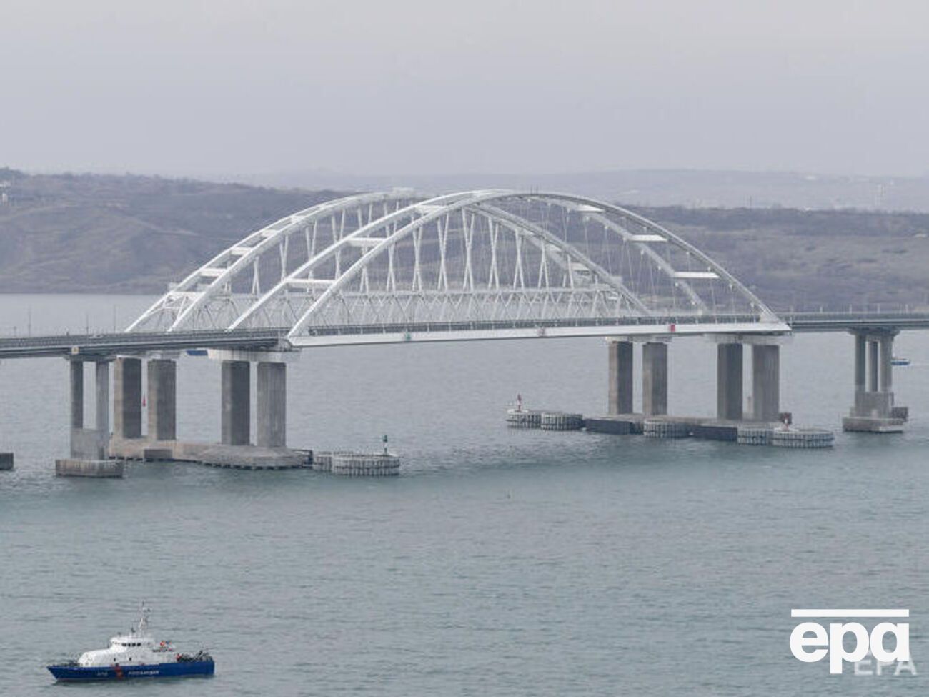 Мост через Керченский пролив &ndash; главный путь выезда из Крыма в РФ. В ОП надеются, что им воспользуются не все россияне, приехавшие на полуостров после аннексии