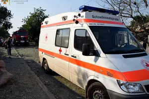 На местах прилетов работают спасатели и медики