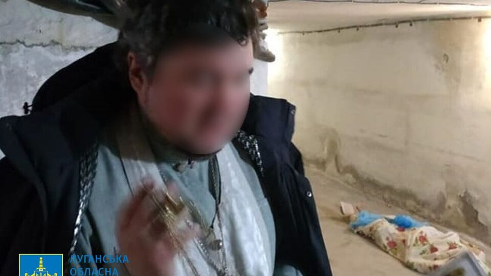 По данным следствия, в апреле священник передавал оккупантам информацию об украинских военных в Северодонецке