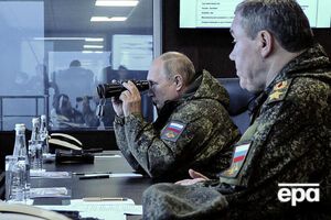 Путін сам ухвалює оперативні й тактичні рішення щодо перебігу війни в Україні та віддає накази безпосередньо генералам на місцях, повідомляли західні ЗМІ