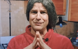 Великий в образе россиянки: Это что в последнее время происходит? В Крыму – бомбилизация, в России – мобилизация