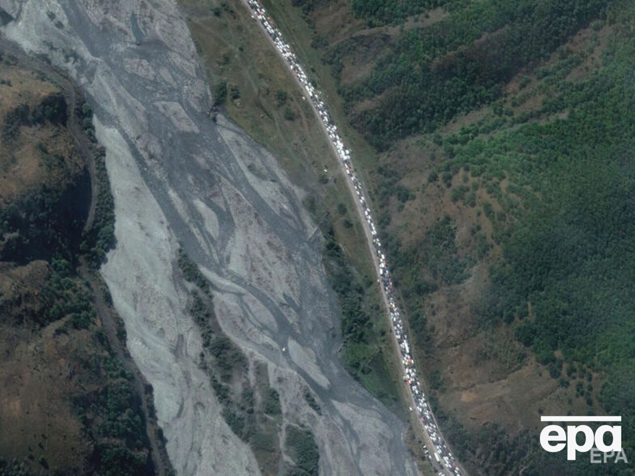 Россияне стоят в огромных пробках на границе, чтобы выехать из страны