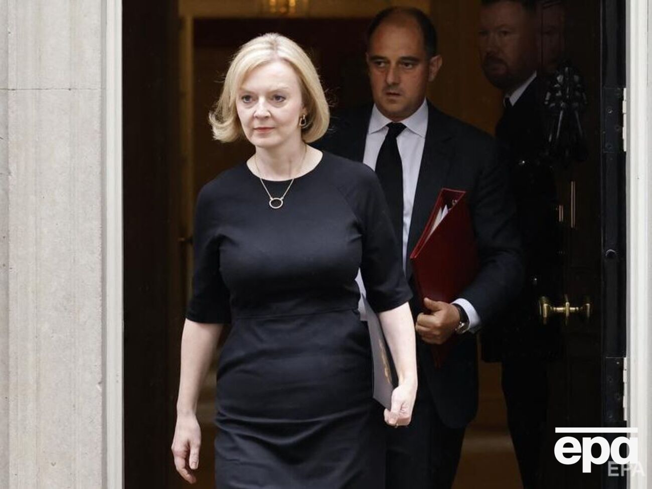 Путину нельзя позволить менять международные границы с помощью грубой силы, отметила Трасс