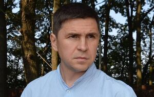 Подоляк заявил, что теперь РФ придется просить о выходе из окружения – "если банкетирующим в Кремле есть дело до своих солдат"