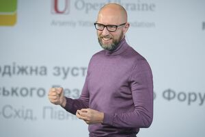 Яценюк: Бутафорія у Кремлі – один із останніх бенкетів на похороні путінської імперії