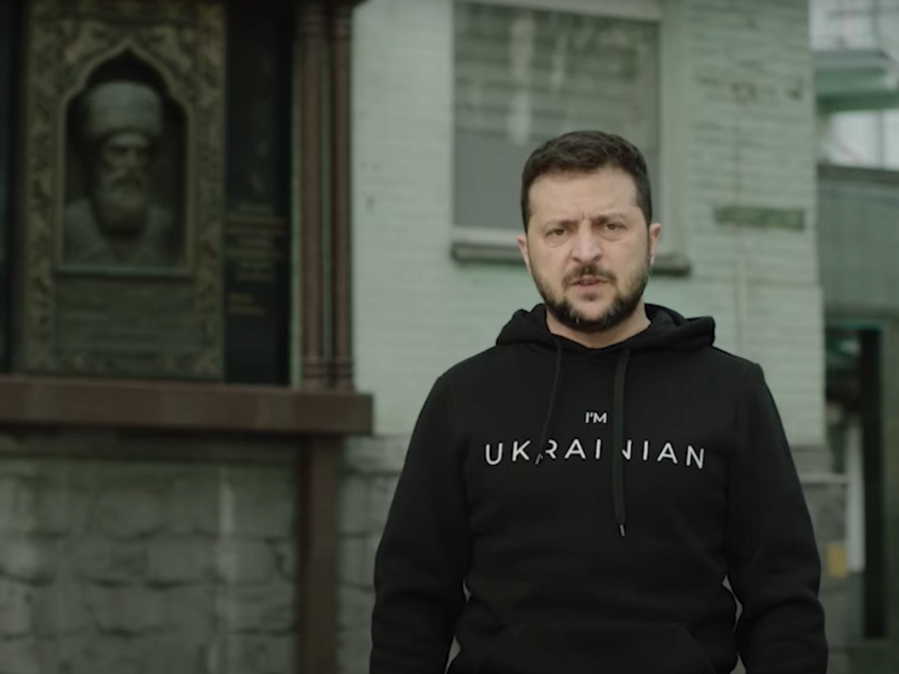 Зеленский записал обращение к коренным народам России возле мемориальной доске Имаму Шамилю