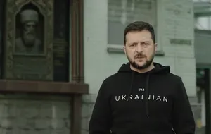 Зеленский записал обращение к коренным народам России возле мемориальной доске Имаму Шамилю
