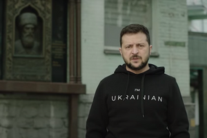 Зеленський записав звернення до корінних народів Росії біля меморіальної дошки Імаму Шамілю