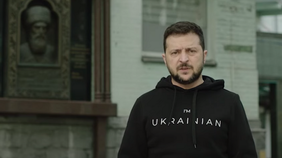 Зеленский записал обращение к коренным народам России возле мемориальной доске Имаму Шамилю