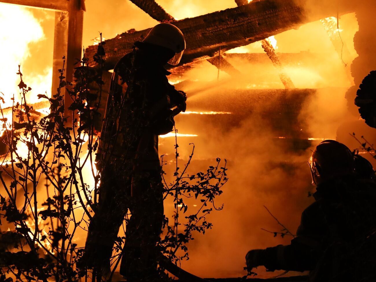 Пожежу гасило приблизно 50 рятувальників, вони не дали вогню перекинутися на сусідні будівлі та ліс