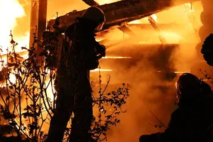 Пожежу гасило приблизно 50 рятувальників, вони не дали вогню перекинутися на сусідні будівлі та ліс