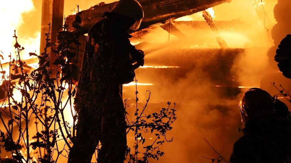 Пожежу гасило приблизно 50 рятувальників, вони не дали вогню перекинутися на сусідні будівлі та ліс