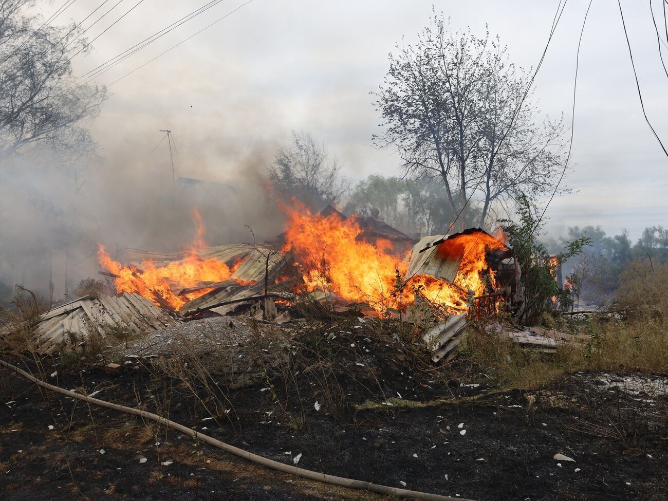 Окупанти другу добу масовано обстрілюють село Безруки, там спалахнуло безліч пожеж