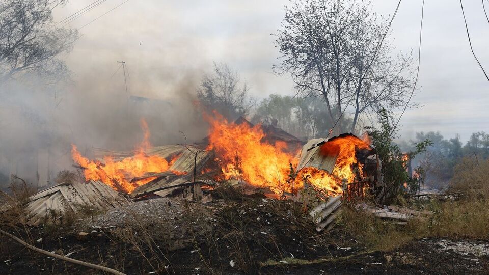 Окупанти другу добу масовано обстрілюють село Безруки, там спалахнуло безліч пожеж