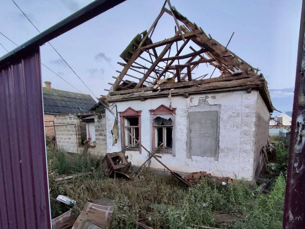 У Нікополі внаслідок нічних обстрілів пошкоджено п'ять приватних будинків