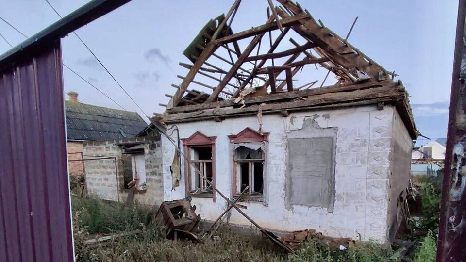 У Нікополі внаслідок нічних обстрілів пошкоджено п'ять приватних будинків