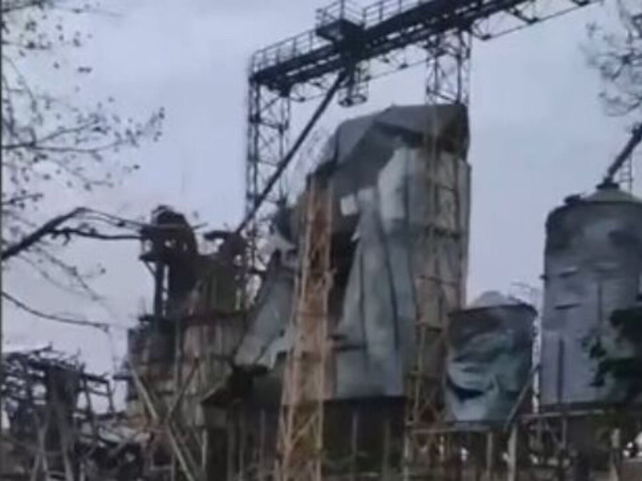 Оккупанты продолжают уничтожать украинское зерно