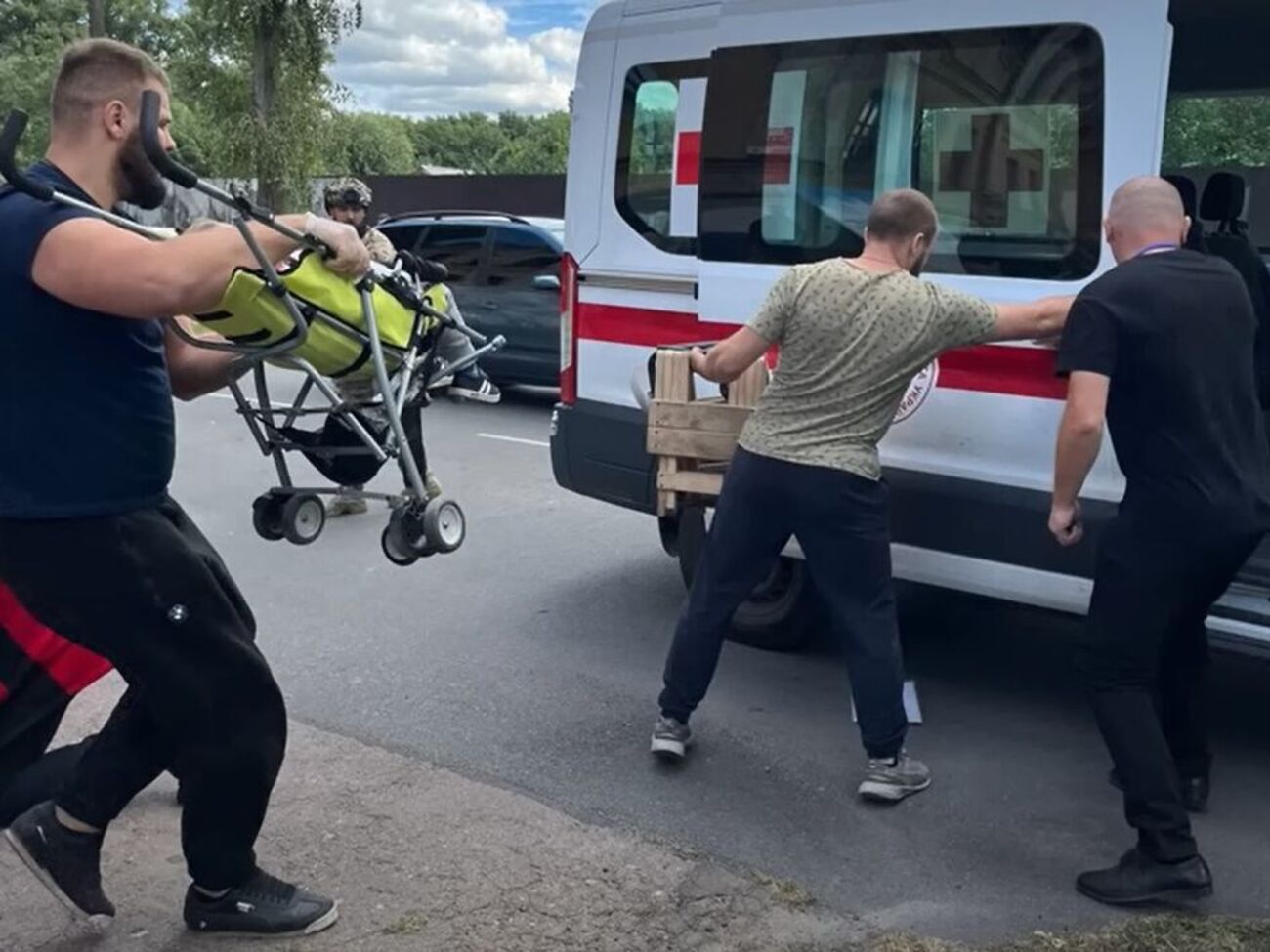 У молодшого з постраждалих дітей осколкове поранення обличчя та складна травма п'ясті
