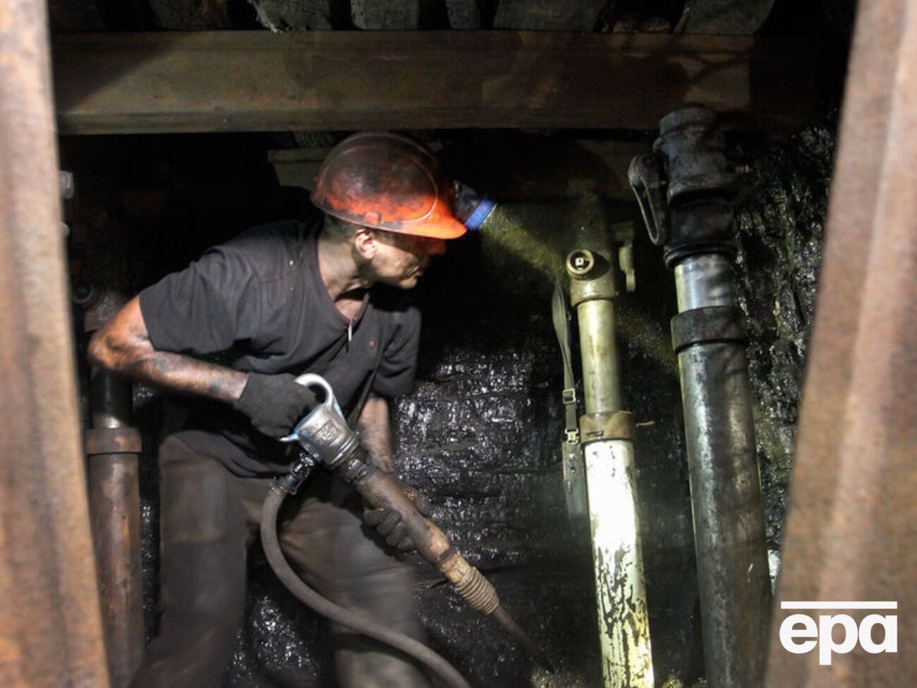 Угольную промышленность придется восстанавливать, отметил Гайдай