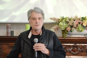 Бджільництво є давнім захопленням Ющенка