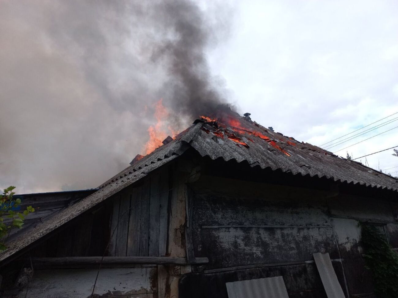 Через російські обстріли в Харківській області спалахували пожежі