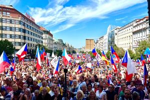 В Праге и Кельне прошли демонстрации с требованием диалога с Россией