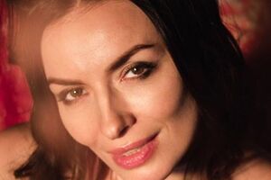 Мейхер предстала в качестве модели в новом ролике