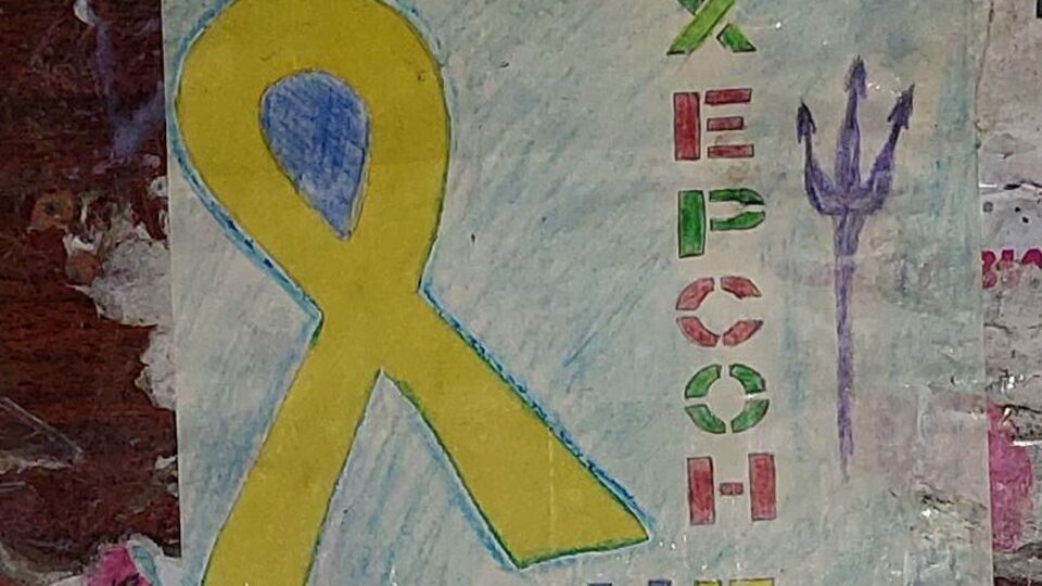 Активисты "Жовтої стрічки" зарисовывают флаги РФ