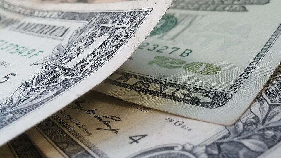 Банки зможуть продавати українцям більше валюти