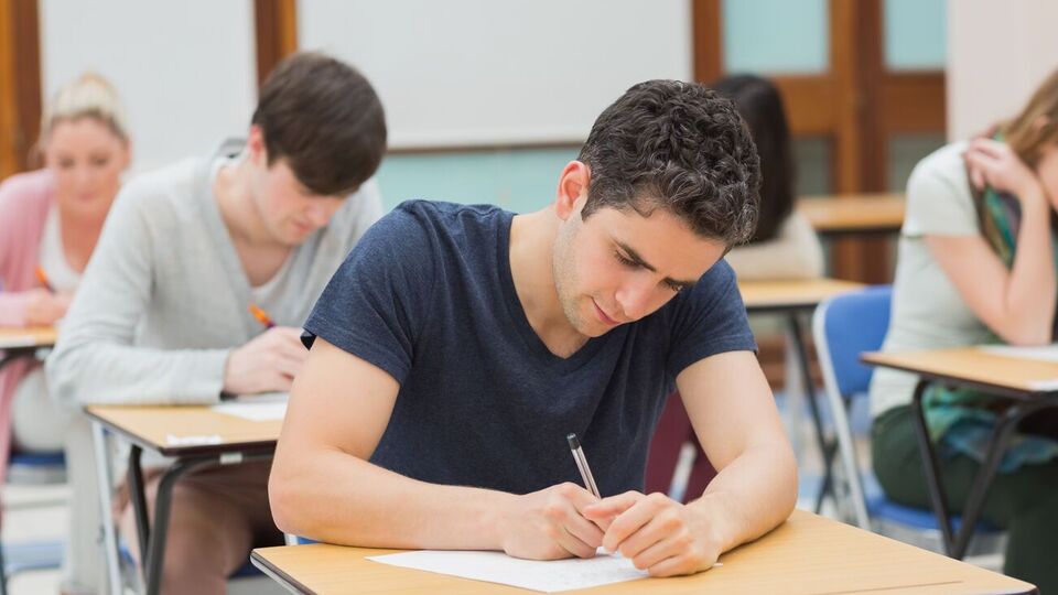 Чтобы пересечь границу, мужчины-студенты должны предоставить пакет документов