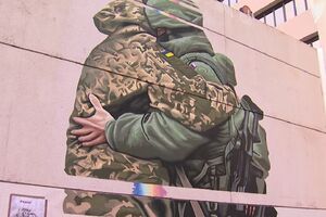 Мурал с объятиями возмутил людей