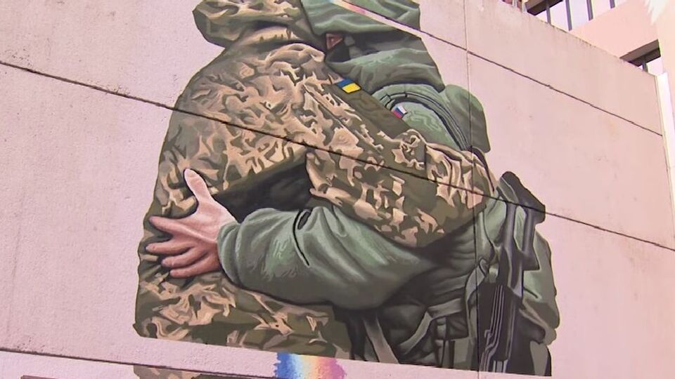 Мурал с объятиями возмутил людей