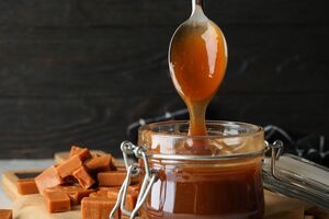 Для приготовления карамели важно, чтобы посуда была с толстым дном, а кристаллы сахара – мелкими