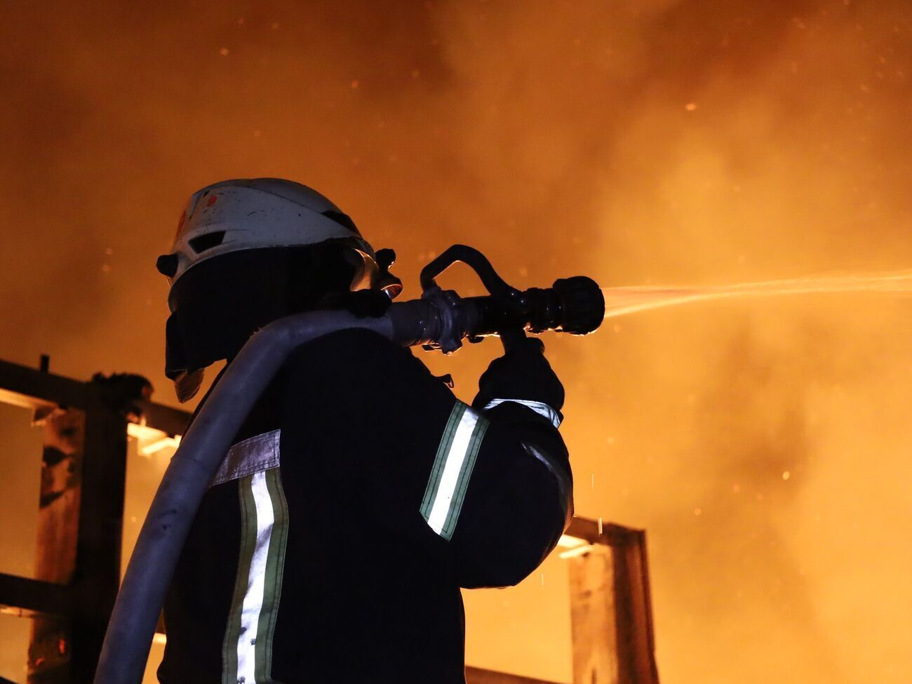 Через російську ракету в Харкові спалахнув будинок