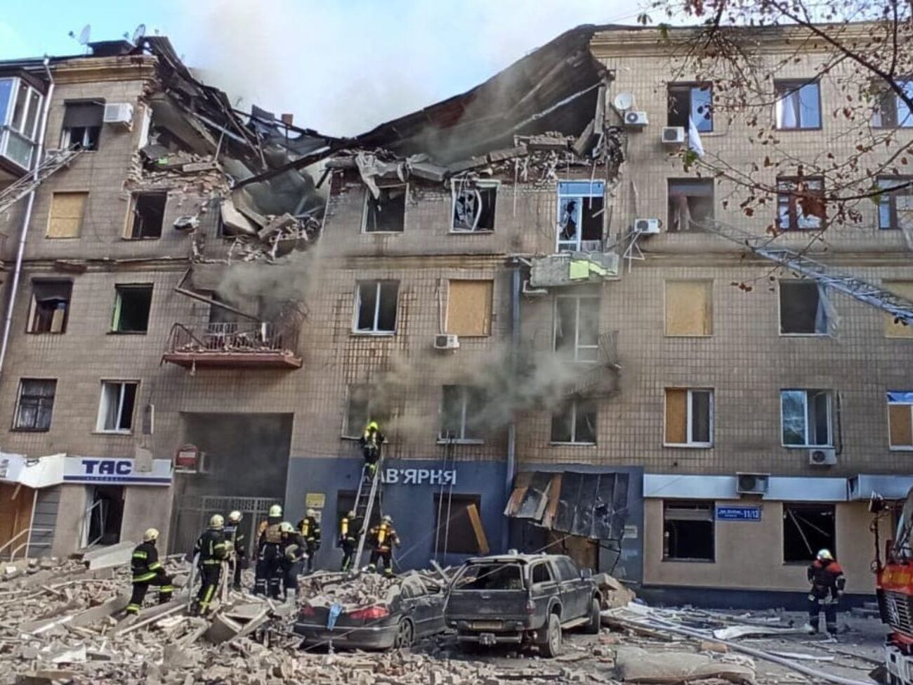 На місці обстрілу працюють рятувальники