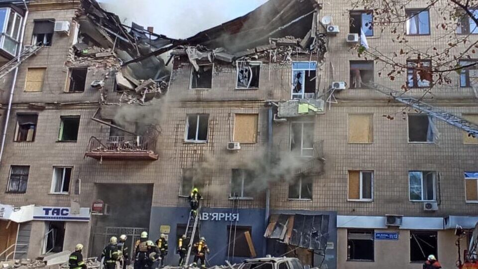 На місці обстрілу працюють рятувальники
