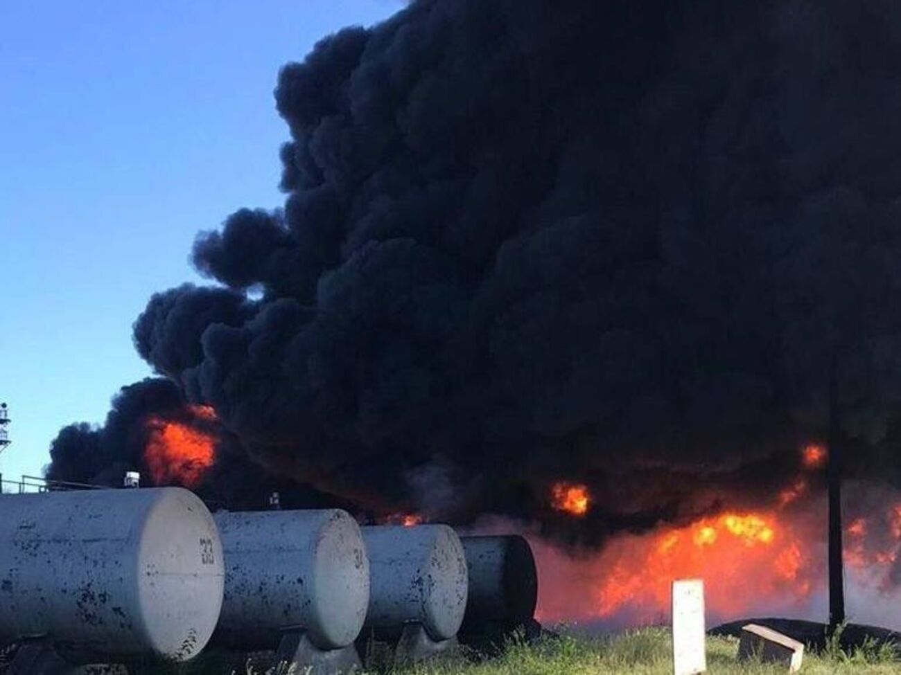 Оккупанты второй день подряд бьют по нефтебазам в Днепропетровской области