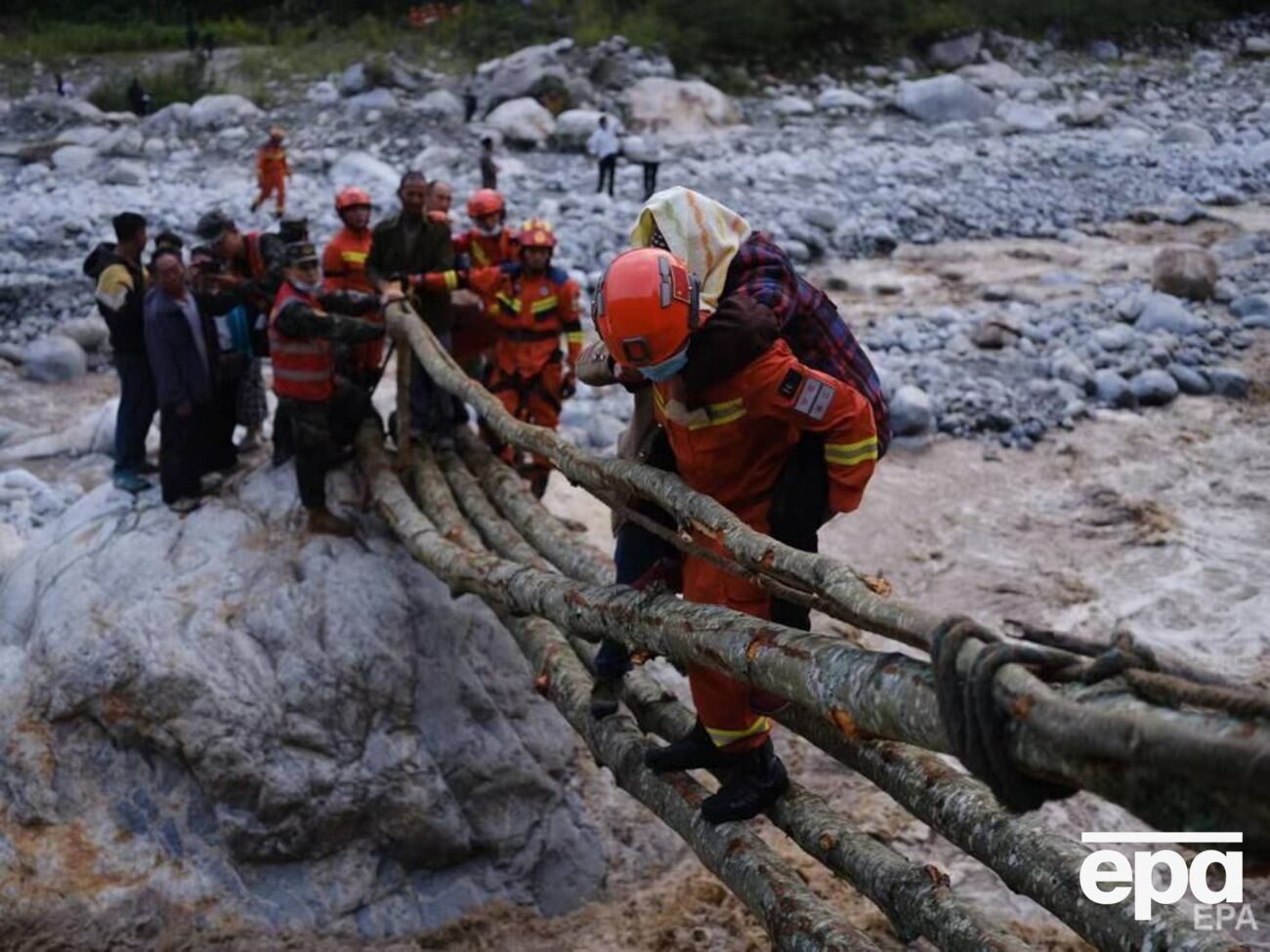 В результате сильного землетрясения в провинции Сычуань погибли по меньшей мере 65 человек