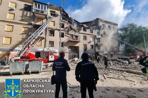 Три поверхи житлової п'ятиповерхівки зруйновано ударом російської ракети