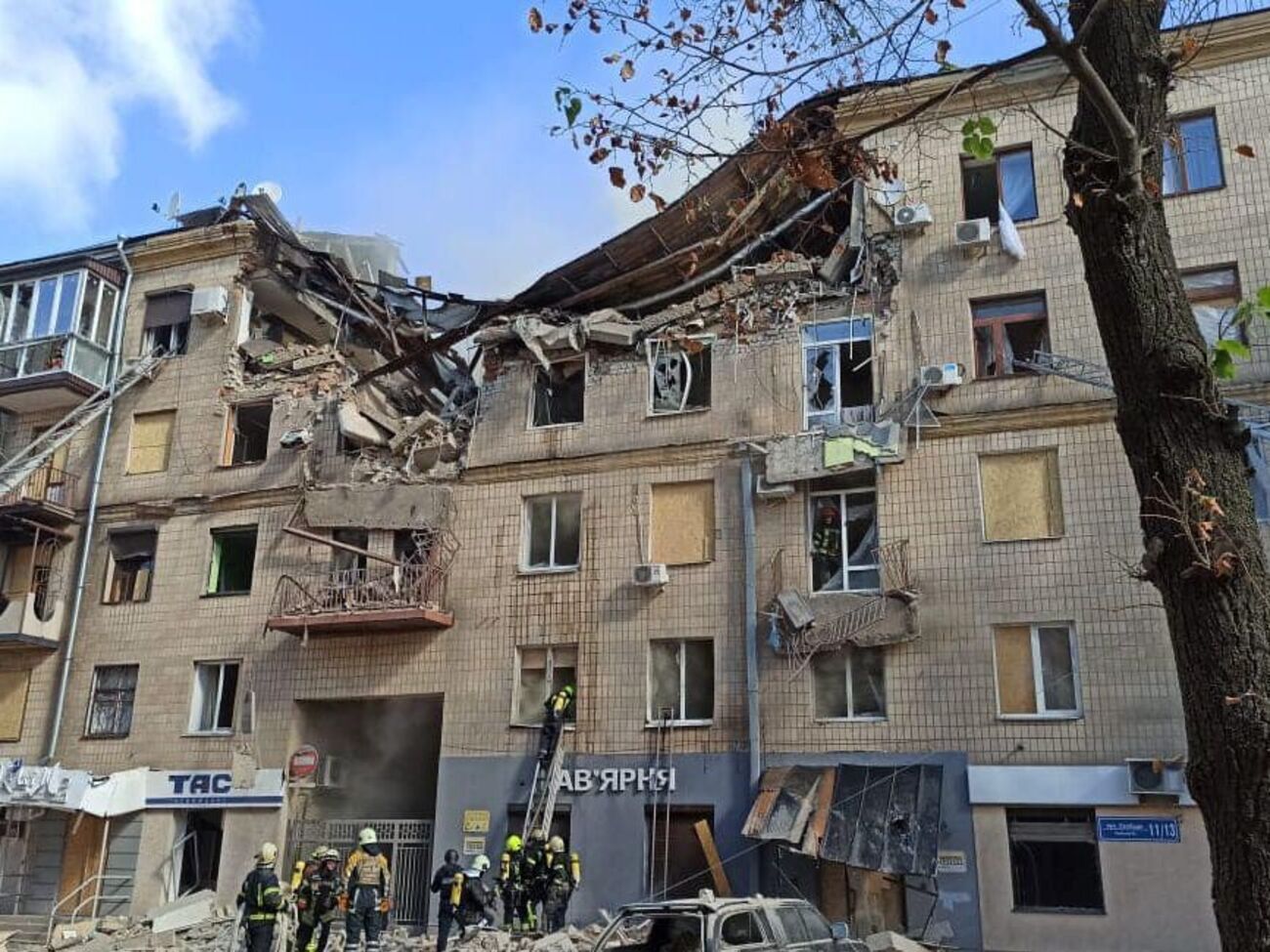 Рятувальники продовжують розбір завалів