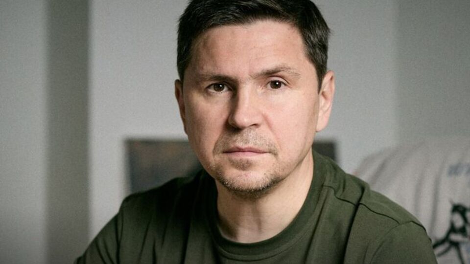 Подоляк нагадав, що Росія знищує міста в Україні й шантажує інші країни