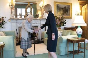 Трасс зустрілася з королевою Єлизаветою II в Шотландії