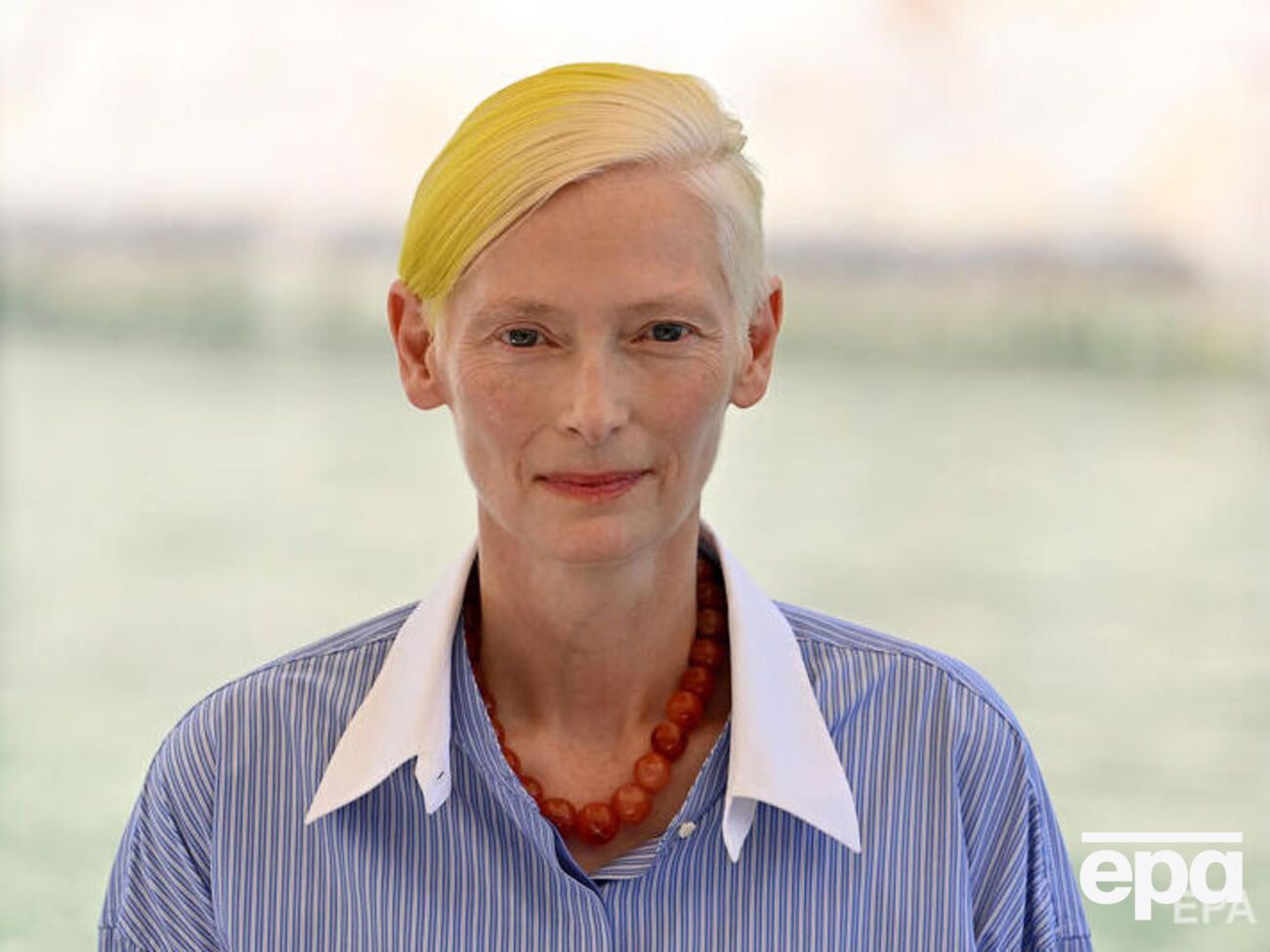 Свінтон заявила, що жовтий колір її волосся символізує частину українського прапора