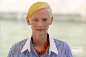 Свінтон заявила, що жовтий колір її волосся символізує частину українського прапора