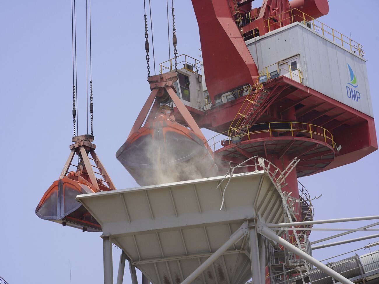 Украина продолжает спасать мир своим зерном, отметил Зеленский