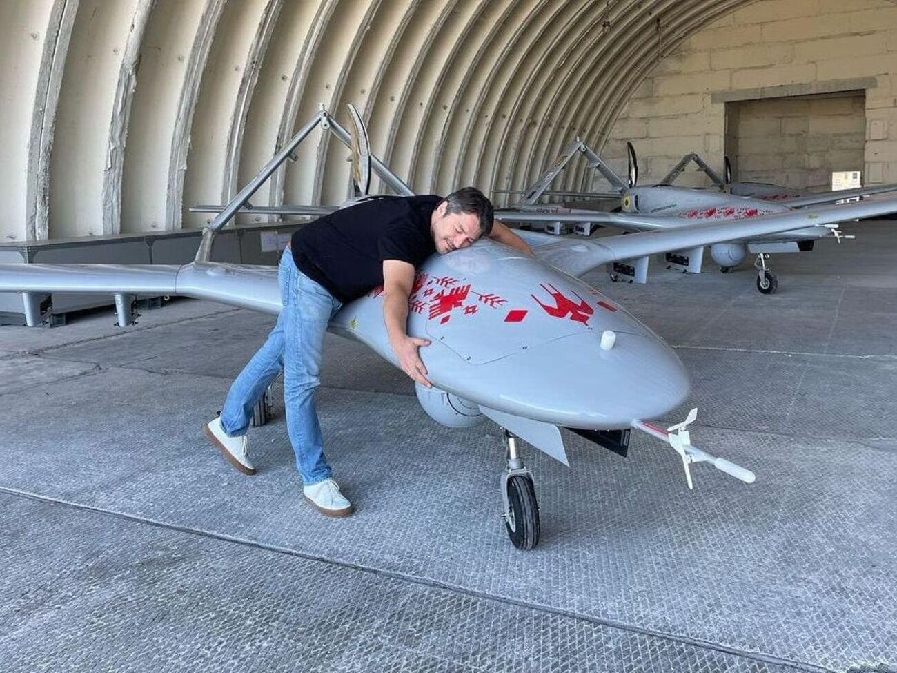 Притула обнимается с "народным Байрактаром"