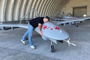 Притула обнимается с "народным Байрактаром"