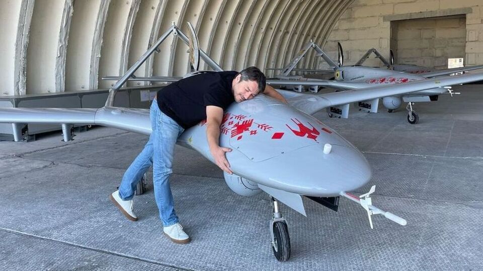 Притула обіймається з "народним Байрактаром"